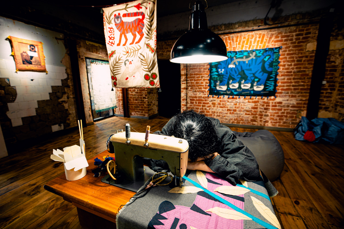 Открыть галерею просто, особенно в интернете – нужны лишь мечта, подходящее комьюнити, сайт и много работы. Но выпускница владимирского худграфа Анастасия Уткина успешно продвигает современных российских художников по текстилю не только в виртуальном, но и реальном мире.