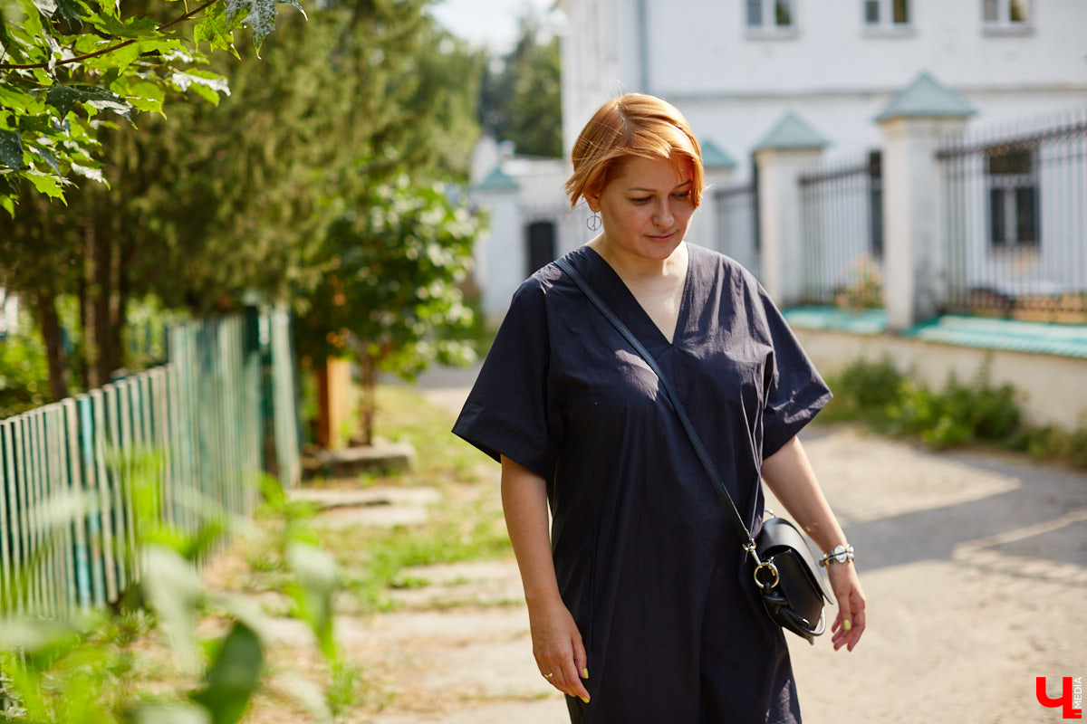 Открыть галерею просто, особенно в интернете – нужны лишь мечта, подходящее комьюнити, сайт и много работы. Но выпускница владимирского худграфа Анастасия Уткина успешно продвигает современных российских художников по текстилю не только в виртуальном, но и реальном мире.