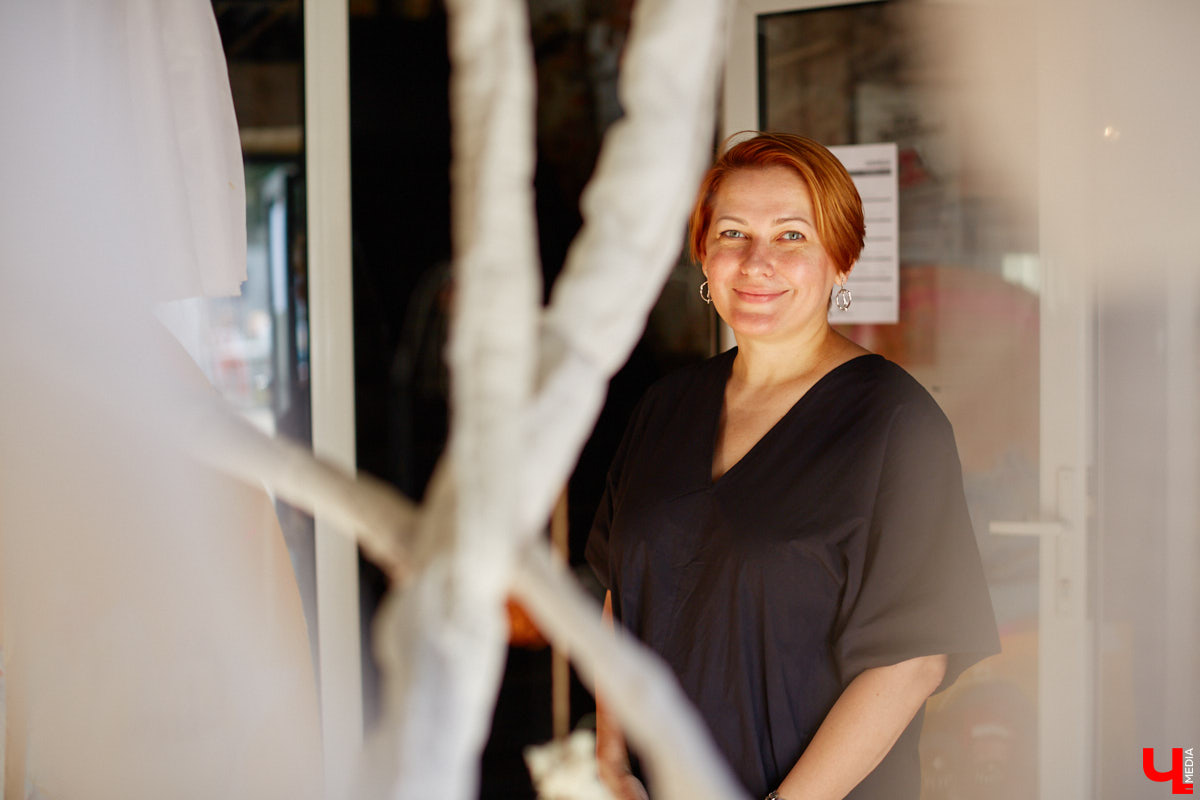 Открыть галерею просто, особенно в интернете – нужны лишь мечта, подходящее комьюнити, сайт и много работы. Но выпускница владимирского худграфа Анастасия Уткина успешно продвигает современных российских художников по текстилю не только в виртуальном, но и реальном мире.