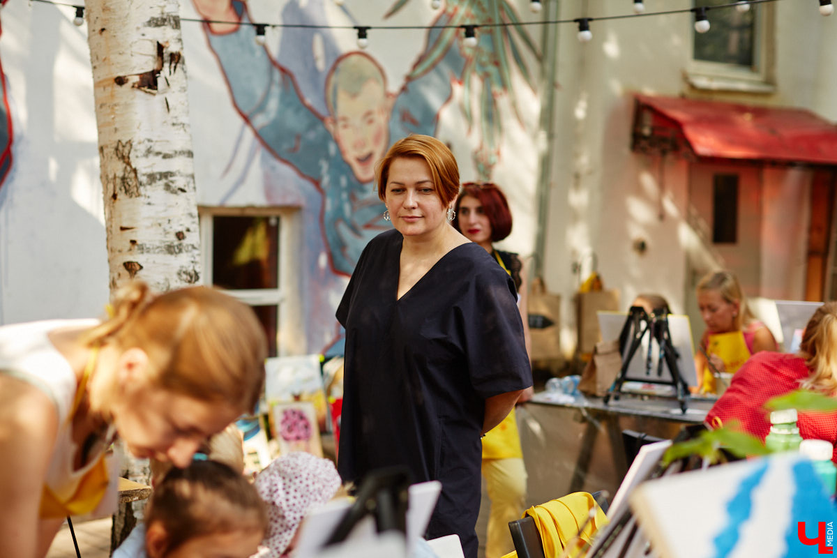 Открыть галерею просто, особенно в интернете – нужны лишь мечта, подходящее комьюнити, сайт и много работы. Но выпускница владимирского худграфа Анастасия Уткина успешно продвигает современных российских художников по текстилю не только в виртуальном, но и реальном мире.