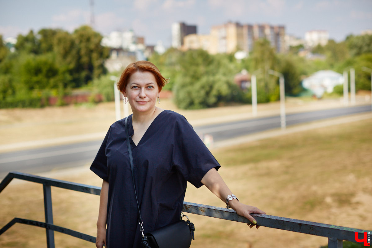 Открыть галерею просто, особенно в интернете – нужны лишь мечта, подходящее комьюнити, сайт и много работы. Но выпускница владимирского худграфа Анастасия Уткина успешно продвигает современных российских художников по текстилю не только в виртуальном, но и реальном мире.