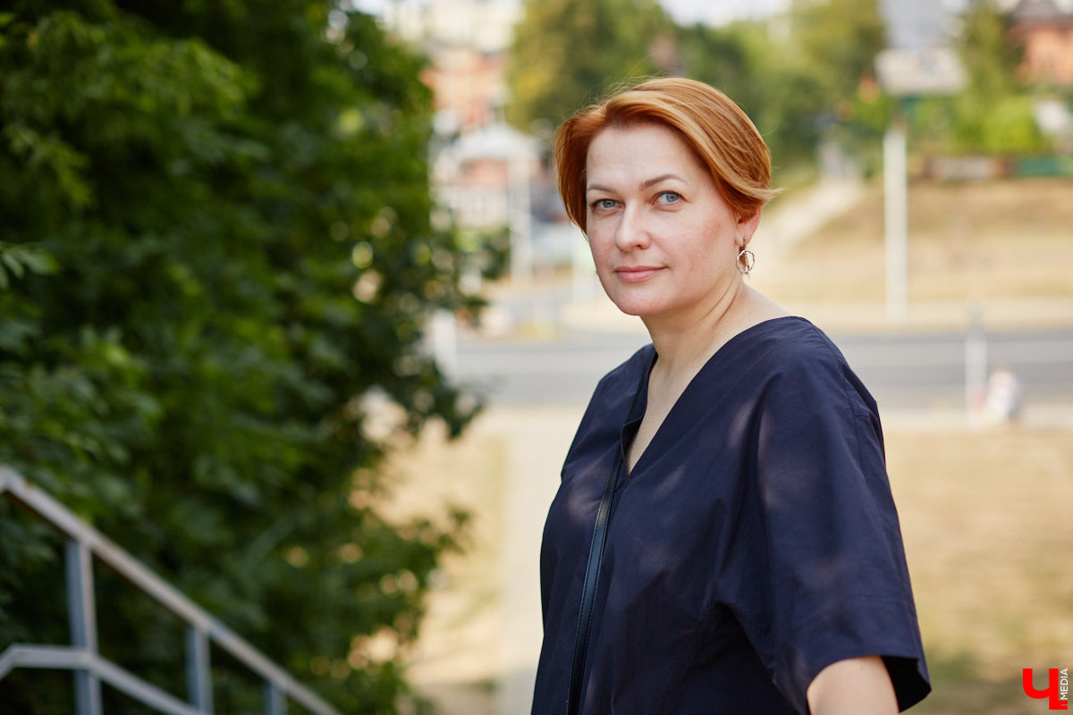 Открыть галерею просто, особенно в интернете – нужны лишь мечта, подходящее комьюнити, сайт и много работы. Но выпускница владимирского худграфа Анастасия Уткина успешно продвигает современных российских художников по текстилю не только в виртуальном, но и реальном мире.