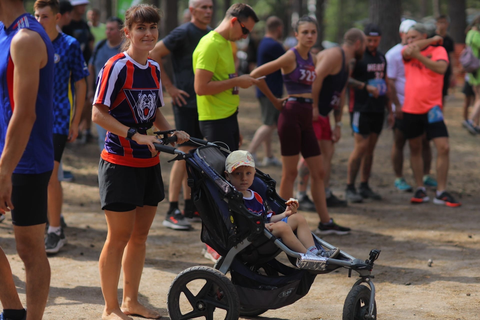 Жительница Владимира Ольга Бекрицкая вновь установила мировой рекорд, на этот раз по бегу босиком по пересеченной местности, да еще и с детской коляской! 21 километр пути она преодолела вместе со своим сыном. Но сделать это было нелегко.