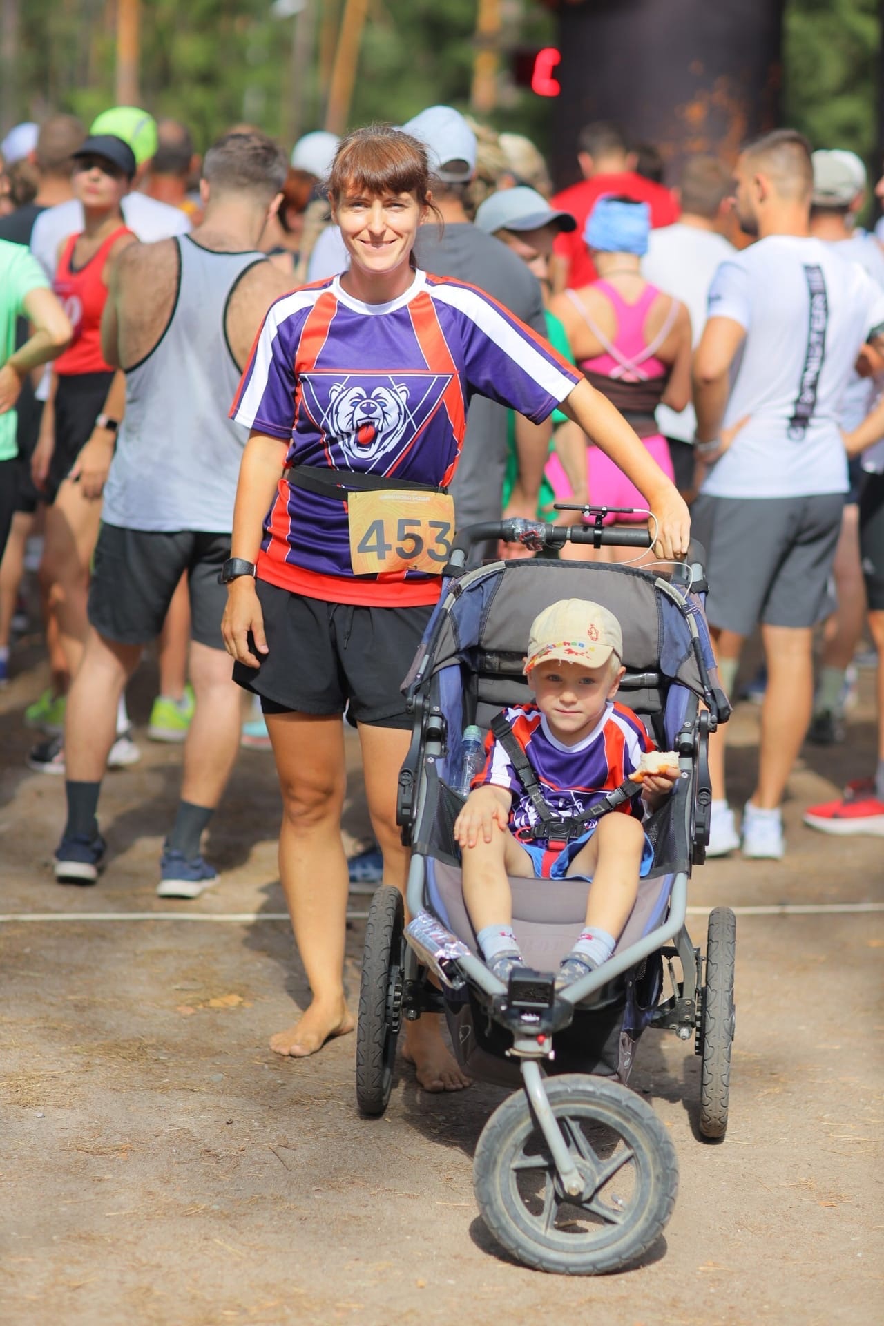 Жительница Владимира Ольга Бекрицкая вновь установила мировой рекорд, на этот раз по бегу босиком по пересеченной местности, да еще и с детской коляской! 21 километр пути она преодолела вместе со своим сыном. Но сделать это было нелегко.
