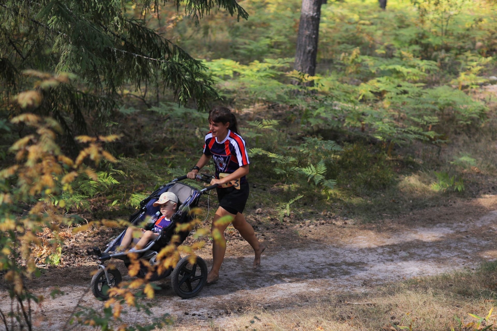 Жительница Владимира Ольга Бекрицкая вновь установила мировой рекорд, на этот раз по бегу босиком по пересеченной местности, да еще и с детской коляской! 21 километр пути она преодолела вместе со своим сыном. Но сделать это было нелегко.