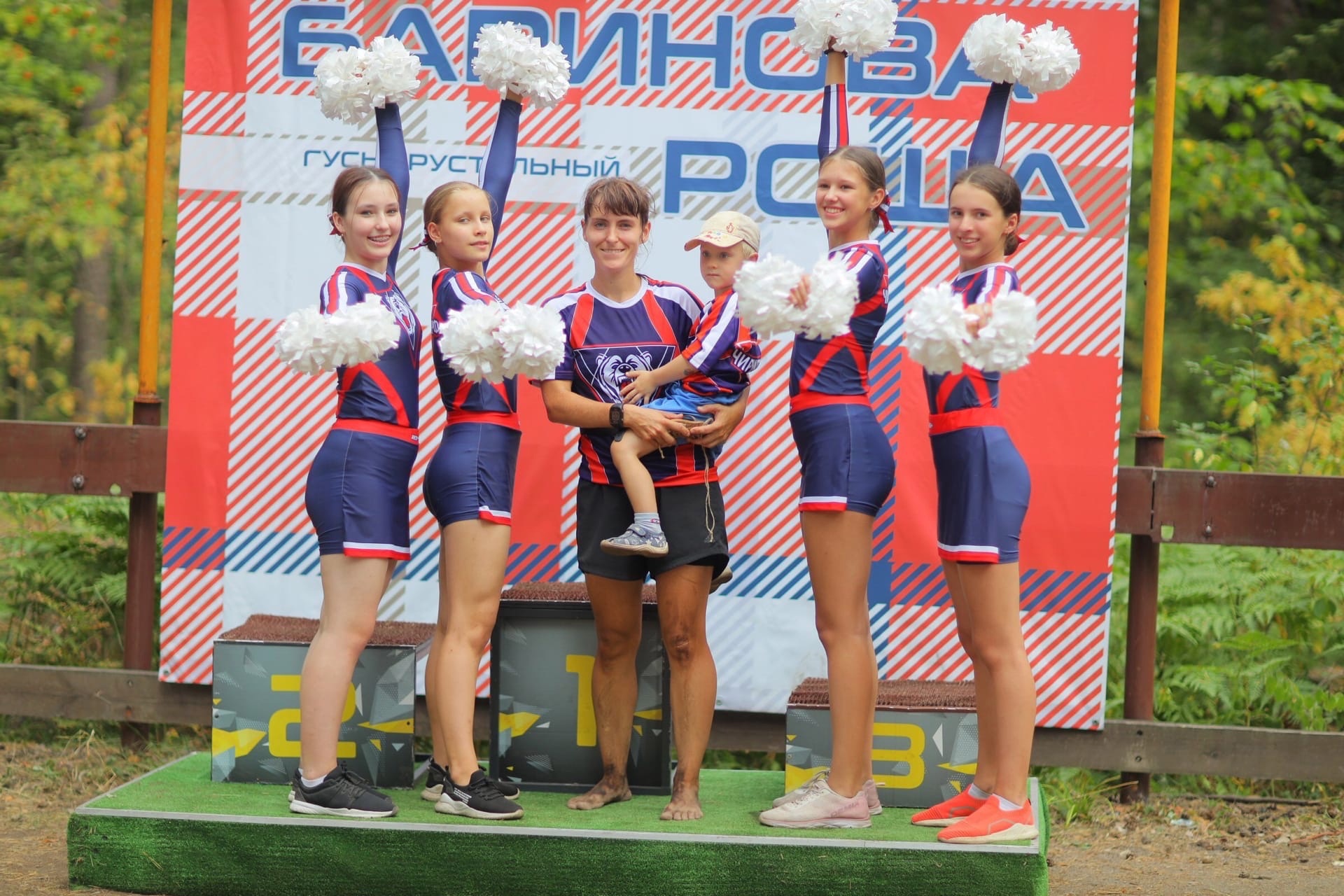 Жительница Владимира Ольга Бекрицкая вновь установила мировой рекорд, на этот раз по бегу босиком по пересеченной местности, да еще и с детской коляской! 21 километр пути она преодолела вместе со своим сыном. Но сделать это было нелегко.