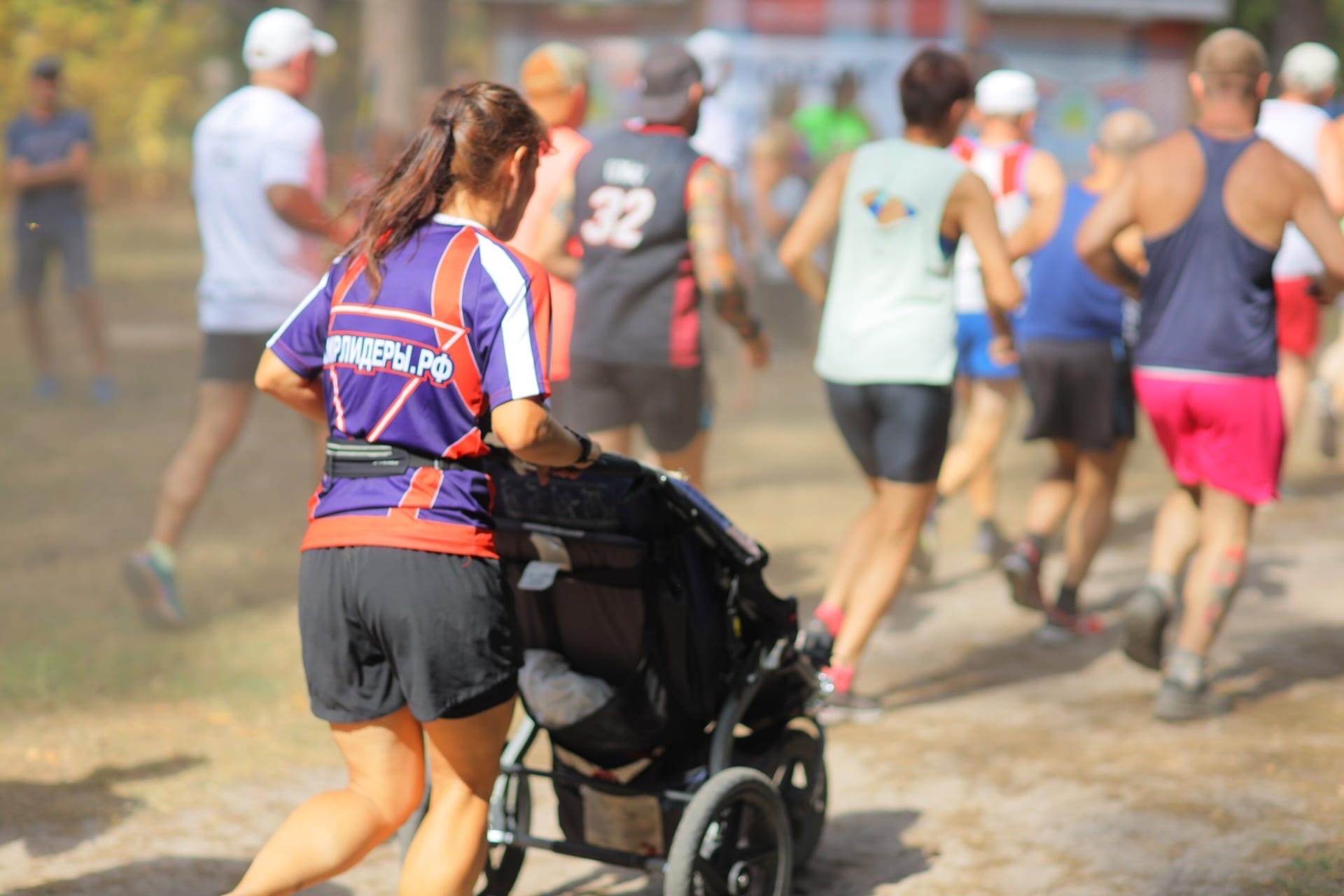 Жительница Владимира Ольга Бекрицкая вновь установила мировой рекорд, на этот раз по бегу босиком по пересеченной местности, да еще и с детской коляской! 21 километр пути она преодолела вместе со своим сыном. Но сделать это было нелегко.