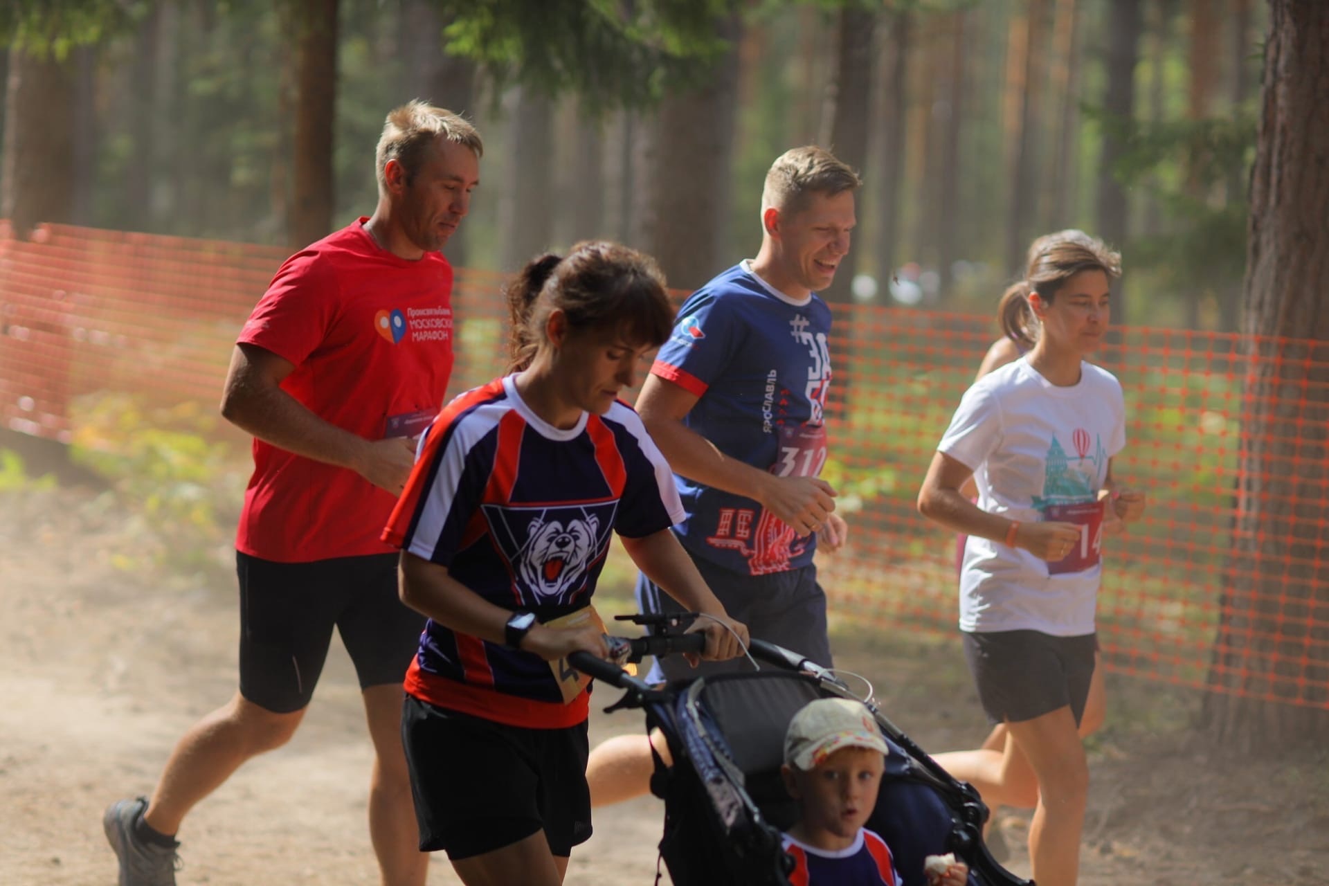 Жительница Владимира Ольга Бекрицкая вновь установила мировой рекорд, на этот раз по бегу босиком по пересеченной местности, да еще и с детской коляской! 21 километр пути она преодолела вместе со своим сыном. Но сделать это было нелегко.