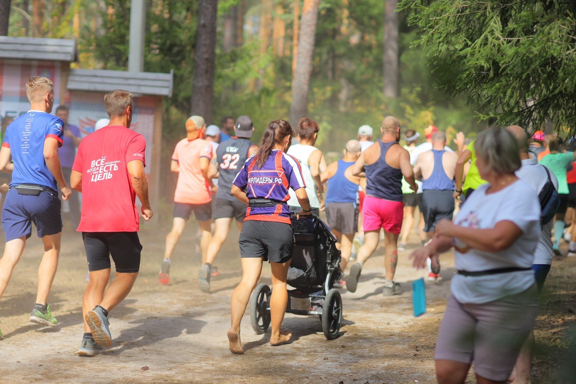Жительница Владимира Ольга Бекрицкая вновь установила мировой рекорд, на этот раз по бегу босиком по пересеченной местности, да еще и с детской коляской! 21 километр пути она преодолела вместе со своим сыном. Но сделать это было нелегко.