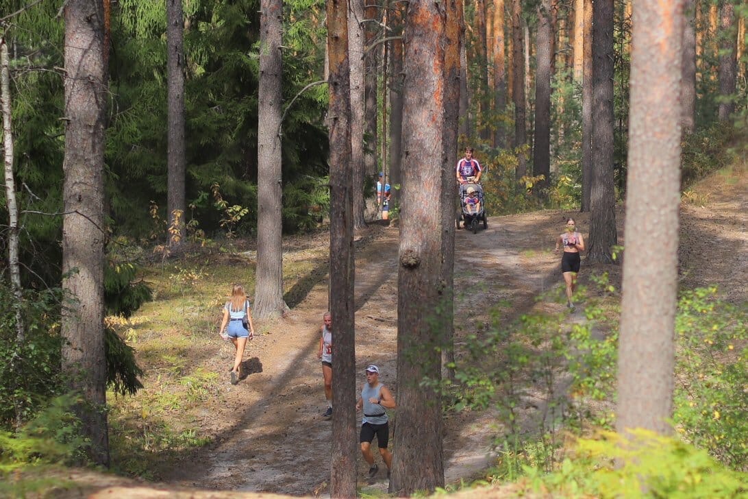 Жительница Владимира Ольга Бекрицкая вновь установила мировой рекорд, на этот раз по бегу босиком по пересеченной местности, да еще и с детской коляской! 21 километр пути она преодолела вместе со своим сыном. Но сделать это было нелегко.