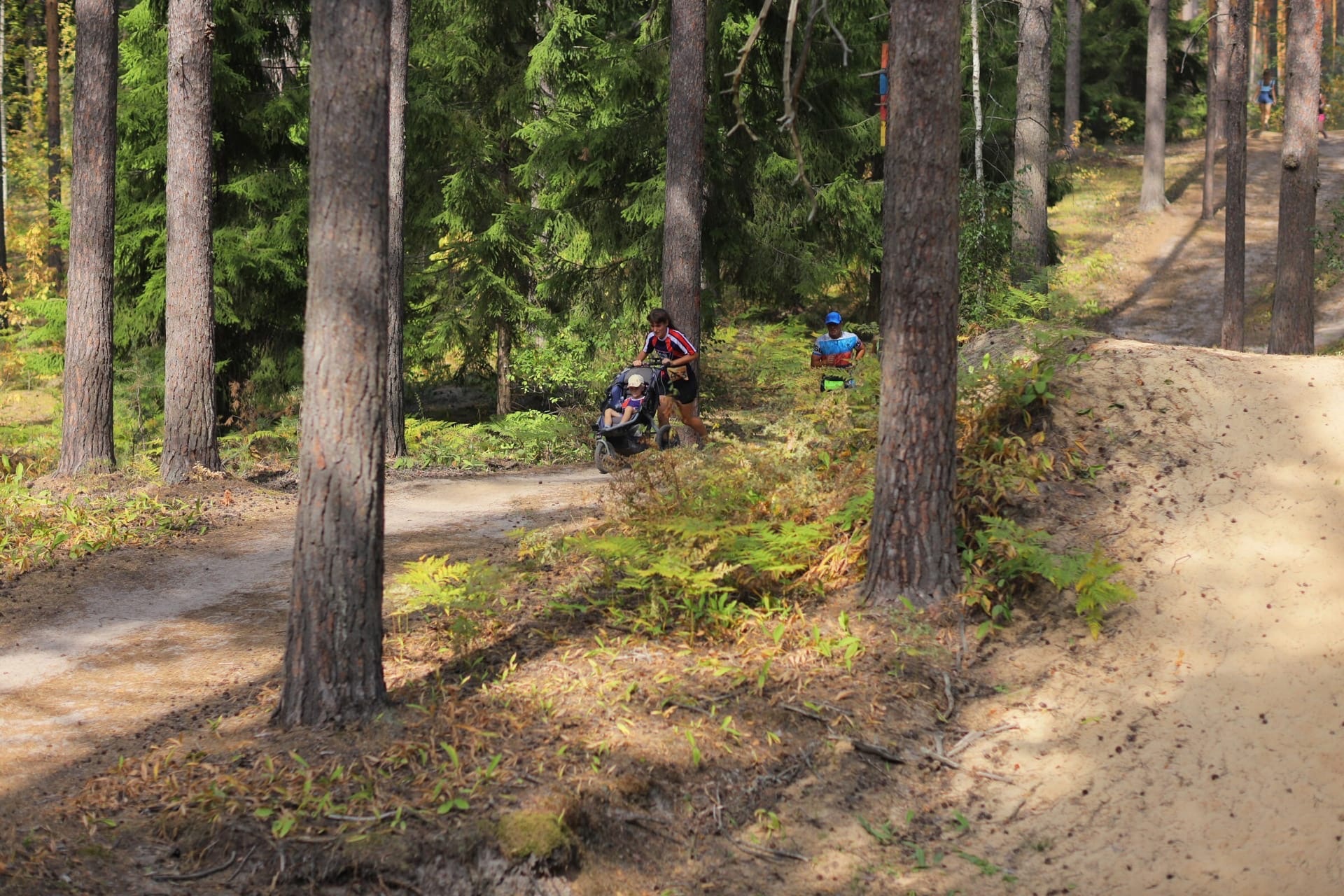 Жительница Владимира Ольга Бекрицкая вновь установила мировой рекорд, на этот раз по бегу босиком по пересеченной местности, да еще и с детской коляской! 21 километр пути она преодолела вместе со своим сыном. Но сделать это было нелегко.