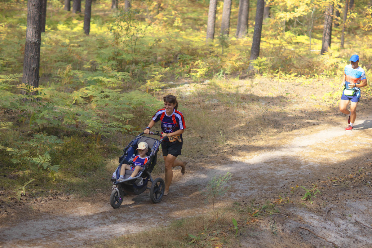 Жительница Владимира Ольга Бекрицкая вновь установила мировой рекорд, на этот раз по бегу босиком по пересеченной местности, да еще и с детской коляской! 21 километр пути она преодолела вместе со своим сыном. Но сделать это было нелегко.
