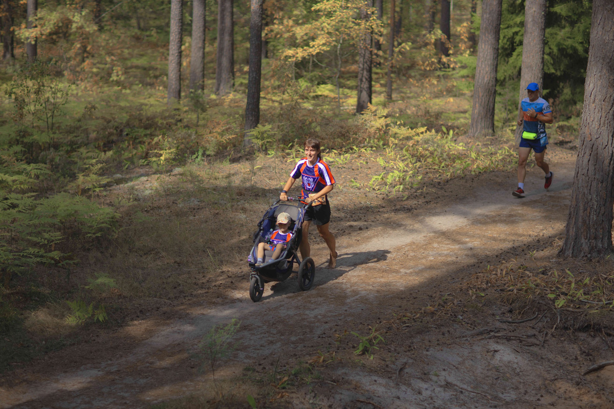 Жительница Владимира Ольга Бекрицкая вновь установила мировой рекорд, на этот раз по бегу босиком по пересеченной местности, да еще и с детской коляской! 21 километр пути она преодолела вместе со своим сыном. Но сделать это было нелегко.