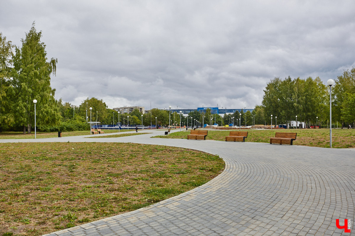 В этом году в «Добросельском» заканчивается последний этап реновации. Именно туда на днях мы пригласили на прогулку владимирского урбаниста Артема Чернея, соавтора проекта «Владимир будущего», чтобы он поделился своими впечатлениями от обновленного парка. 