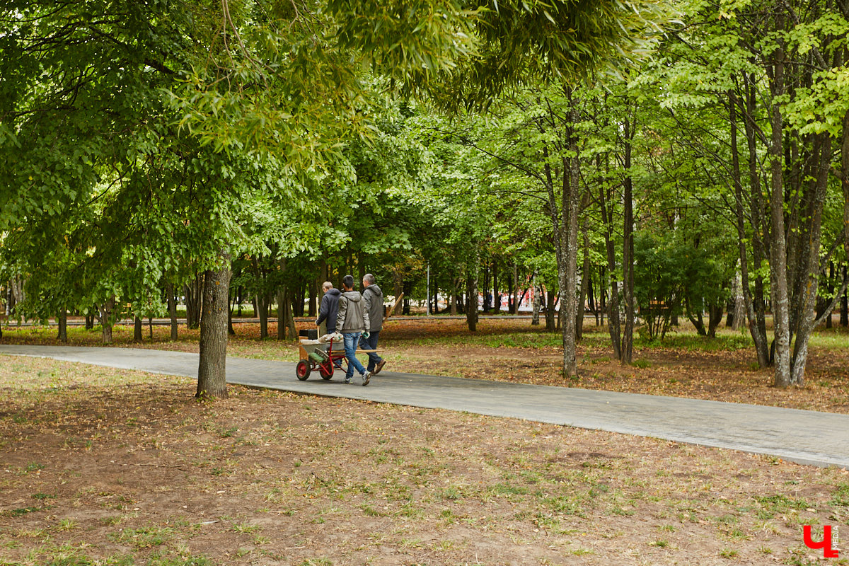 В этом году в «Добросельском» заканчивается последний этап реновации. Именно туда на днях мы пригласили на прогулку владимирского урбаниста Артема Чернея, соавтора проекта «Владимир будущего», чтобы он поделился своими впечатлениями от обновленного парка. 