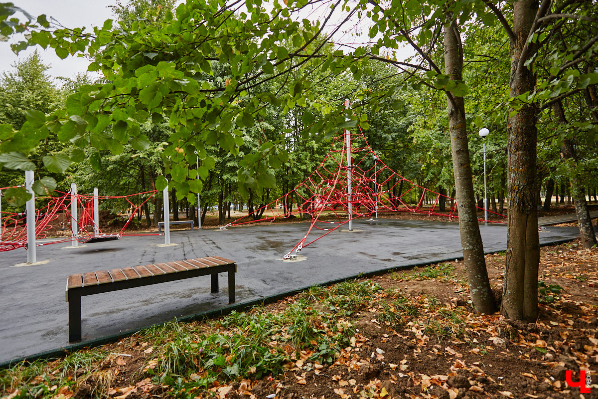 В этом году в «Добросельском» заканчивается последний этап реновации. Именно туда на днях мы пригласили на прогулку владимирского урбаниста Артема Чернея, соавтора проекта «Владимир будущего», чтобы он поделился своими впечатлениями от обновленного парка. 