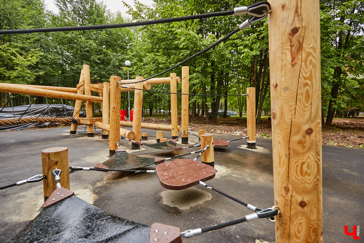 В этом году в «Добросельском» заканчивается последний этап реновации. Именно туда на днях мы пригласили на прогулку владимирского урбаниста Артема Чернея, соавтора проекта «Владимир будущего», чтобы он поделился своими впечатлениями от обновленного парка. 