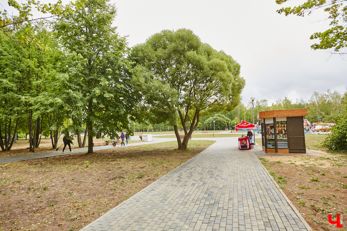 В этом году в «Добросельском» заканчивается последний этап реновации. Именно туда на днях мы пригласили на прогулку владимирского урбаниста Артема Чернея, соавтора проекта «Владимир будущего», чтобы он поделился своими впечатлениями от обновленного парка. 