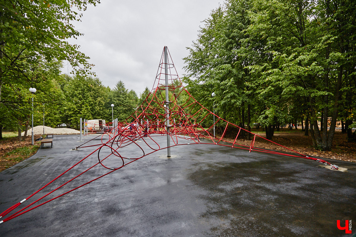 В этом году в «Добросельском» заканчивается последний этап реновации. Именно туда на днях мы пригласили на прогулку владимирского урбаниста Артема Чернея, соавтора проекта «Владимир будущего», чтобы он поделился своими впечатлениями от обновленного парка. 