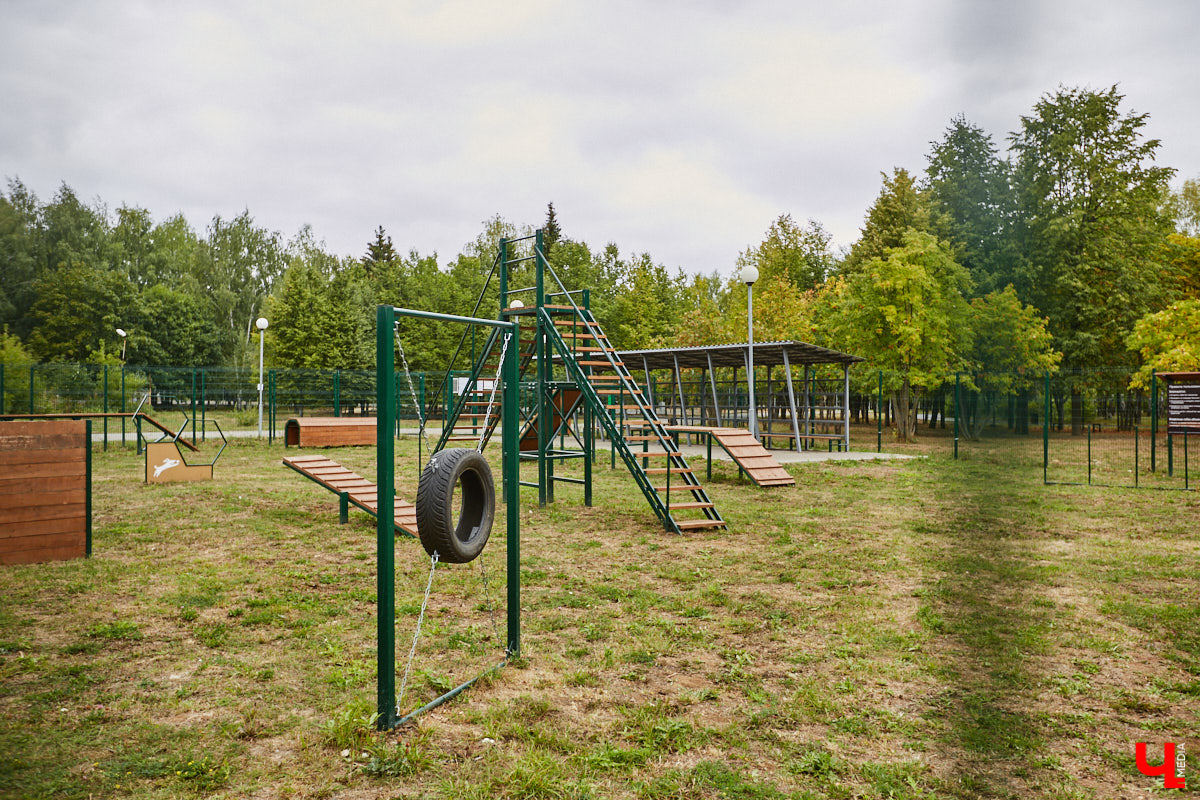 В этом году в «Добросельском» заканчивается последний этап реновации. Именно туда на днях мы пригласили на прогулку владимирского урбаниста Артема Чернея, соавтора проекта «Владимир будущего», чтобы он поделился своими впечатлениями от обновленного парка. 