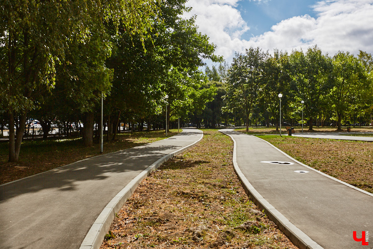 В этом году в «Добросельском» заканчивается последний этап реновации. Именно туда на днях мы пригласили на прогулку владимирского урбаниста Артема Чернея, соавтора проекта «Владимир будущего», чтобы он поделился своими впечатлениями от обновленного парка. 