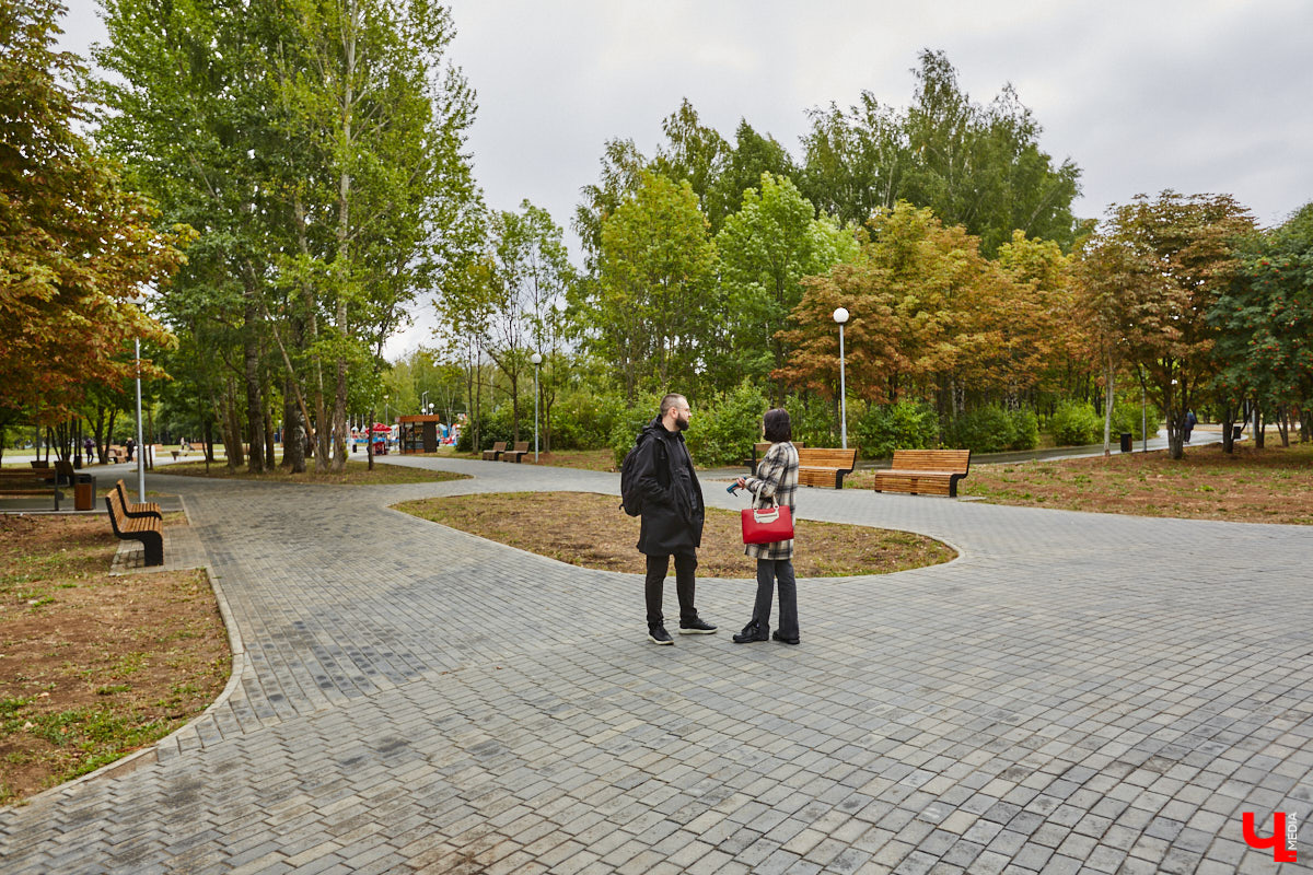 В этом году в «Добросельском» заканчивается последний этап реновации. Именно туда на днях мы пригласили на прогулку владимирского урбаниста Артема Чернея, соавтора проекта «Владимир будущего», чтобы он поделился своими впечатлениями от обновленного парка. 