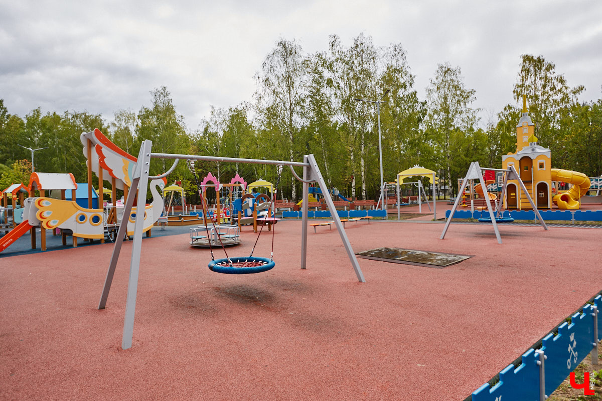 В этом году в «Добросельском» заканчивается последний этап реновации. Именно туда на днях мы пригласили на прогулку владимирского урбаниста Артема Чернея, соавтора проекта «Владимир будущего», чтобы он поделился своими впечатлениями от обновленного парка. 