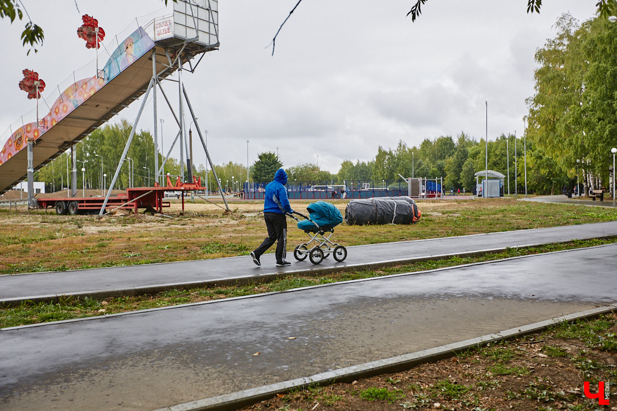 В этом году в «Добросельском» заканчивается последний этап реновации. Именно туда на днях мы пригласили на прогулку владимирского урбаниста Артема Чернея, соавтора проекта «Владимир будущего», чтобы он поделился своими впечатлениями от обновленного парка. 