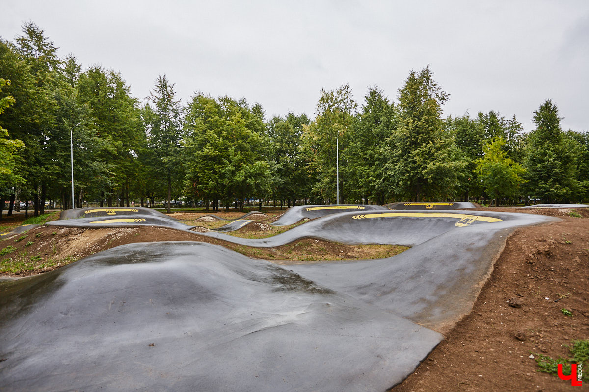 В этом году в «Добросельском» заканчивается последний этап реновации. Именно туда на днях мы пригласили на прогулку владимирского урбаниста Артема Чернея, соавтора проекта «Владимир будущего», чтобы он поделился своими впечатлениями от обновленного парка. 