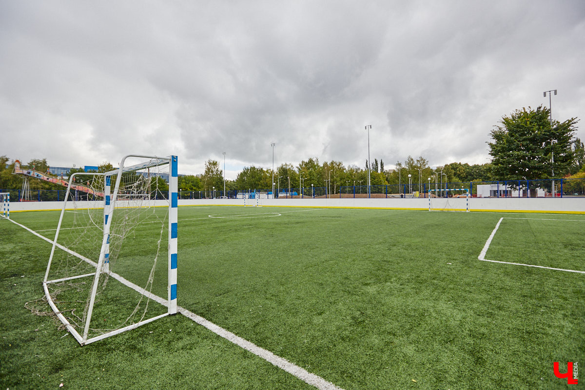 В этом году в «Добросельском» заканчивается последний этап реновации. Именно туда на днях мы пригласили на прогулку владимирского урбаниста Артема Чернея, соавтора проекта «Владимир будущего», чтобы он поделился своими впечатлениями от обновленного парка. 