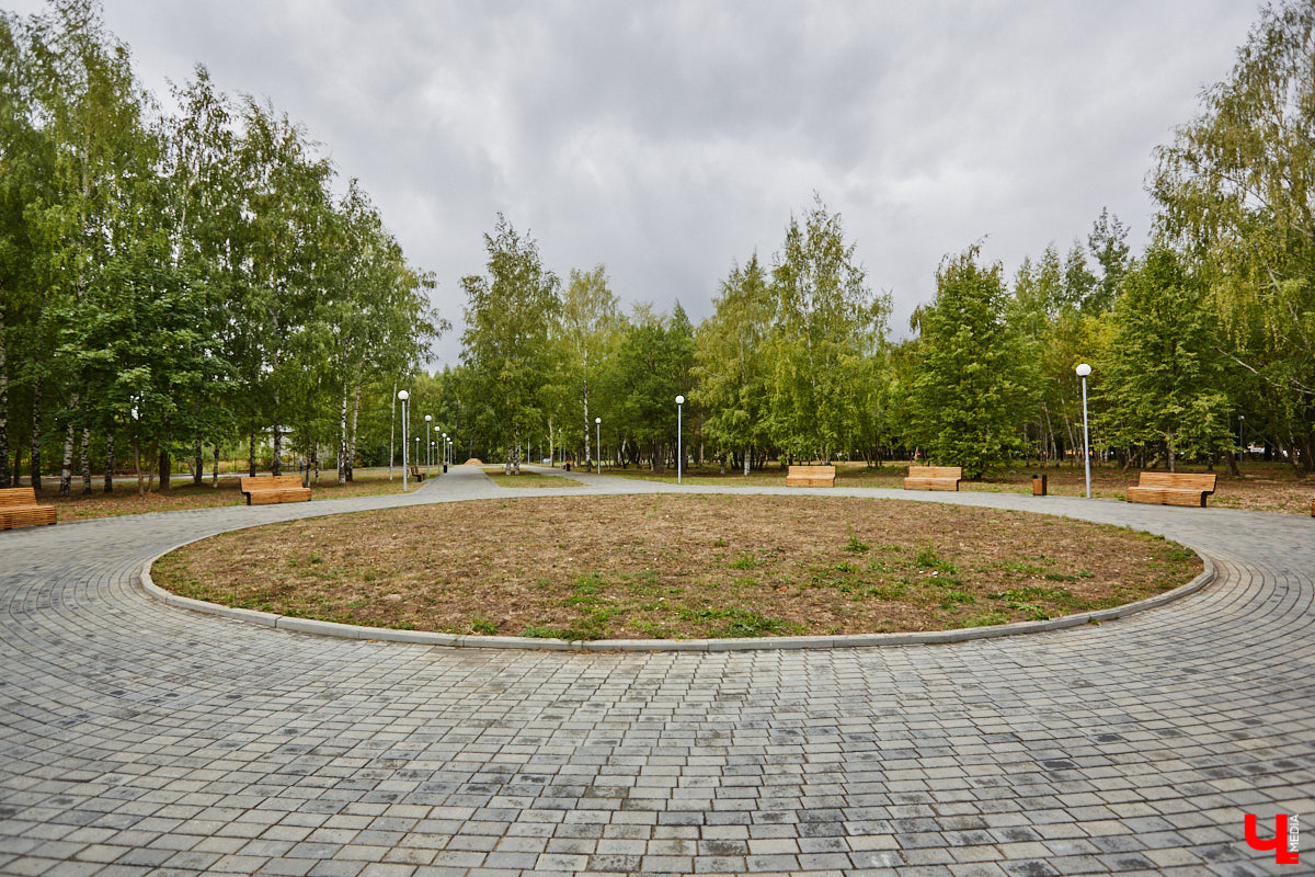 В этом году в «Добросельском» заканчивается последний этап реновации. Именно туда на днях мы пригласили на прогулку владимирского урбаниста Артема Чернея, соавтора проекта «Владимир будущего», чтобы он поделился своими впечатлениями от обновленного парка. 