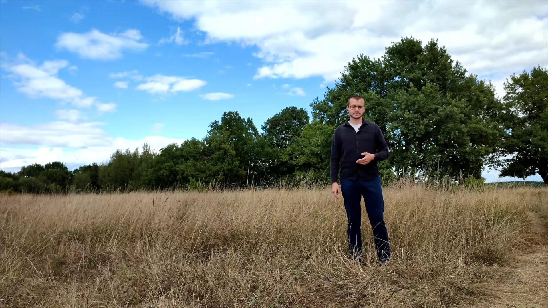 В июле гендиректор перспективной компании Visionary Константин Федосеев рассказал о новом изобретении, которым можно «запитать» весь дом, и анонсировал его скорую презентацию в формате онлайн-стрима. Приветственную речь, обращённую к зрителям, руководитель начал в… поле. Однако в процессе презентации ему пришлось телепортироваться оттуда в мастерскую.