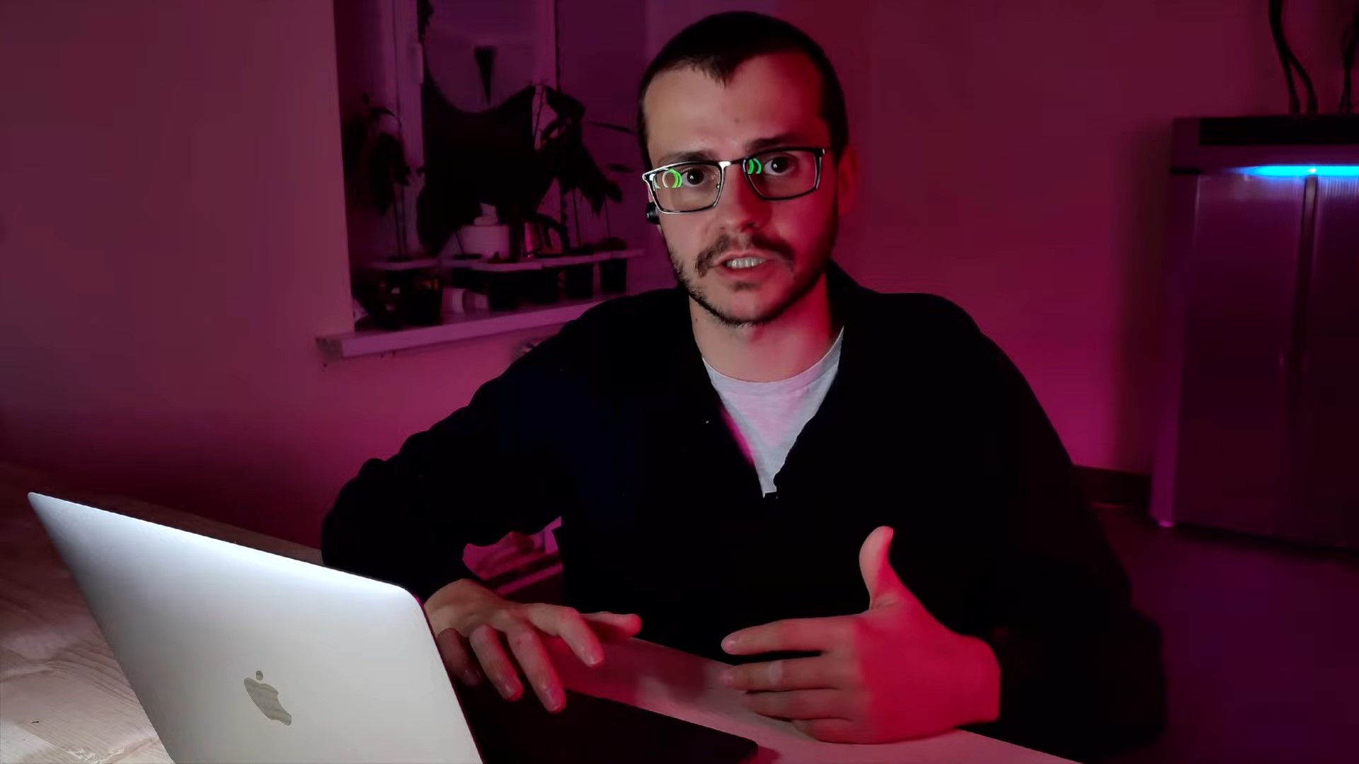 В июле гендиректор перспективной компании Visionary Константин Федосеев рассказал о новом изобретении, которым можно «запитать» весь дом, и анонсировал его скорую презентацию в формате онлайн-стрима. Приветственную речь, обращённую к зрителям, руководитель начал в… поле. Однако в процессе презентации ему пришлось телепортироваться оттуда в мастерскую.