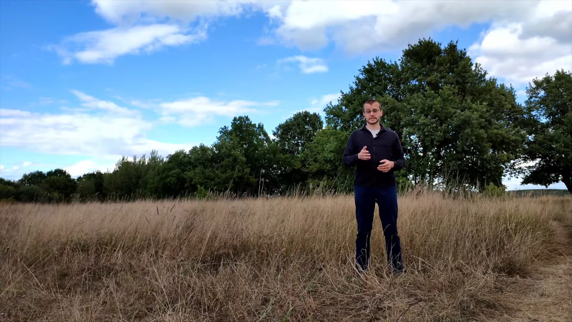 В июле гендиректор перспективной компании Visionary Константин Федосеев рассказал о новом изобретении, которым можно «запитать» весь дом, и анонсировал его скорую презентацию в формате онлайн-стрима. Приветственную речь, обращённую к зрителям, руководитель начал в… поле. Однако в процессе презентации ему пришлось телепортироваться оттуда в мастерскую.