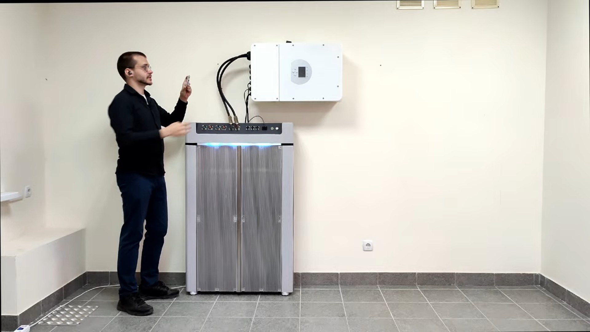 В июле гендиректор перспективной компании Visionary Константин Федосеев рассказал о новом изобретении, которым можно «запитать» весь дом, и анонсировал его скорую презентацию в формате онлайн-стрима. Приветственную речь, обращённую к зрителям, руководитель начал в… поле. Однако в процессе презентации ему пришлось телепортироваться оттуда в мастерскую.