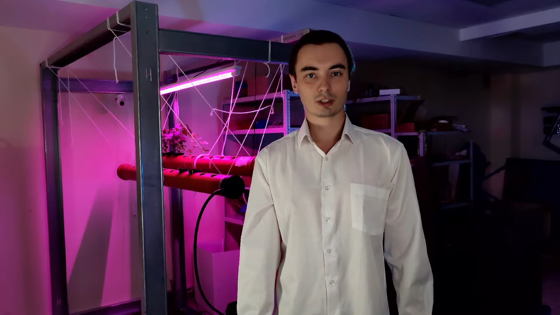 В июле гендиректор перспективной компании Visionary Константин Федосеев рассказал о новом изобретении, которым можно «запитать» весь дом, и анонсировал его скорую презентацию в формате онлайн-стрима. Приветственную речь, обращённую к зрителям, руководитель начал в… поле. Однако в процессе презентации ему пришлось телепортироваться оттуда в мастерскую.