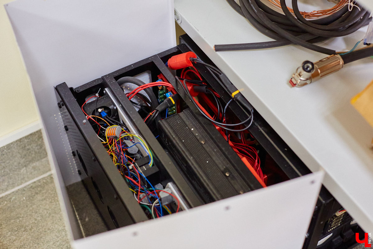 В июле гендиректор перспективной компании Visionary Константин Федосеев рассказал о новом изобретении, которым можно «запитать» весь дом, и анонсировал его скорую презентацию в формате онлайн-стрима. Приветственную речь, обращённую к зрителям, руководитель начал в… поле. Однако в процессе презентации ему пришлось телепортироваться оттуда в мастерскую.