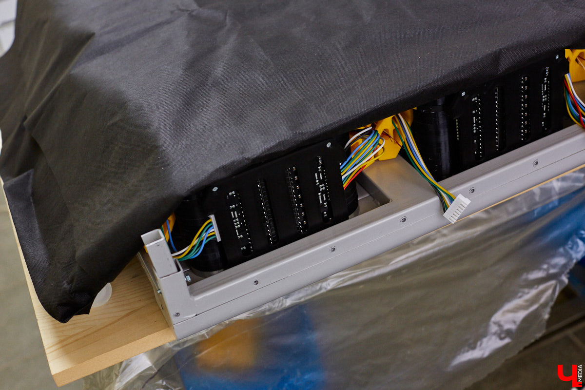 В июле гендиректор перспективной компании Visionary Константин Федосеев рассказал о новом изобретении, которым можно «запитать» весь дом, и анонсировал его скорую презентацию в формате онлайн-стрима. Приветственную речь, обращённую к зрителям, руководитель начал в… поле. Однако в процессе презентации ему пришлось телепортироваться оттуда в мастерскую.