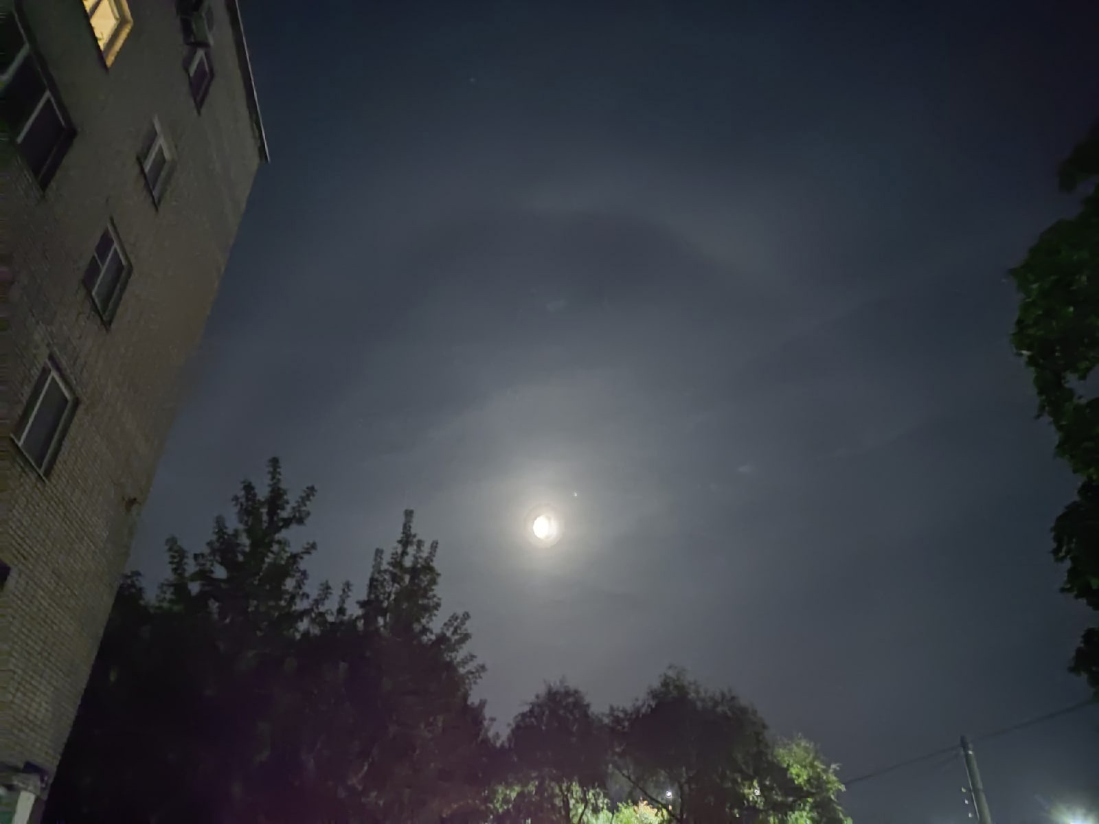 Жители Владимирской области заметили в небе лунное гало. Необычное свечение было отмечено накануне. О чём оно говорит? Наши предки считали, что погода изменится. Причём не в лучшую сторону. 