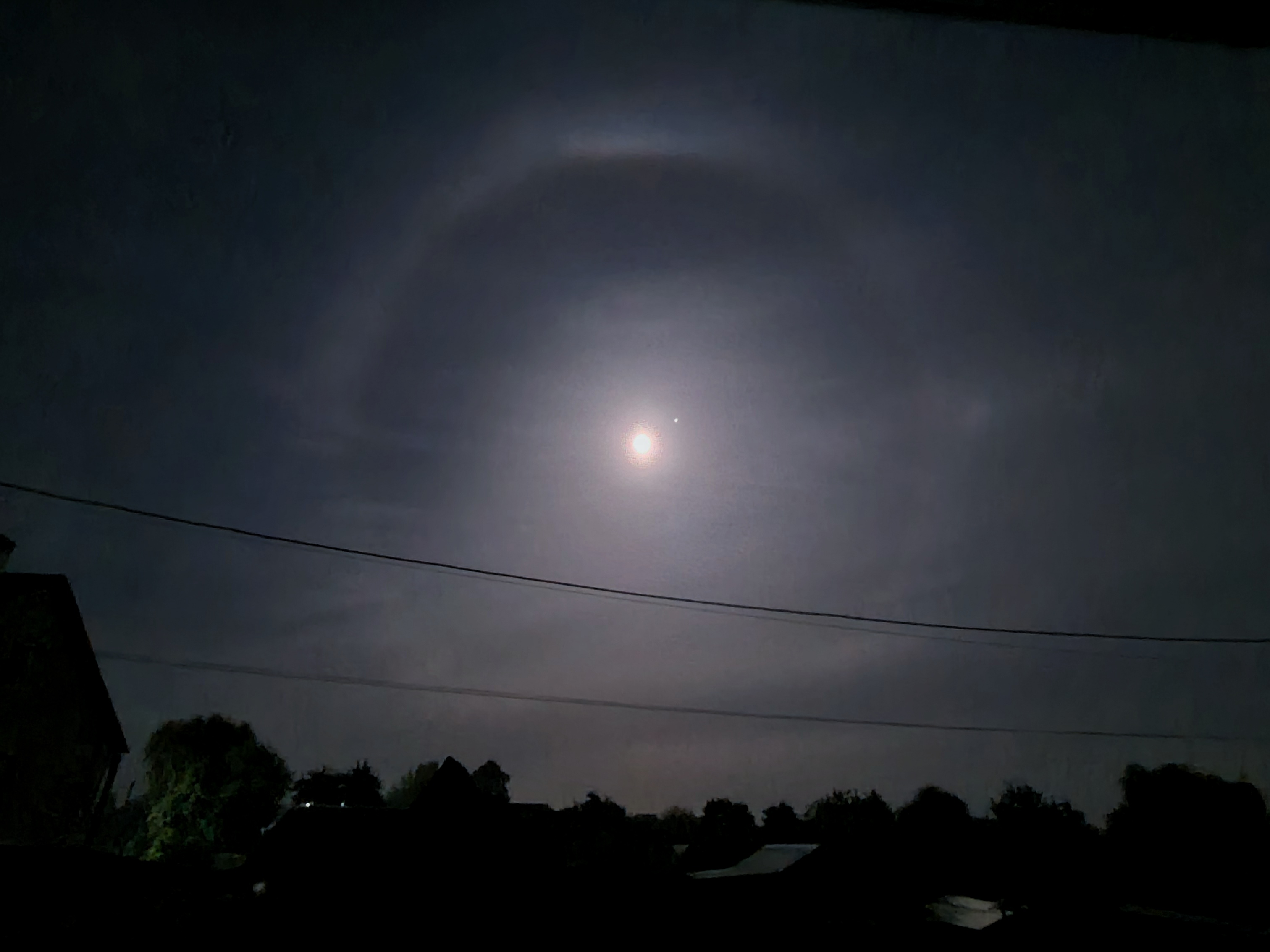 Жители Владимирской области заметили в небе лунное гало. Необычное свечение было отмечено накануне. О чём оно говорит? Наши предки считали, что погода изменится. Причём не в лучшую сторону. 