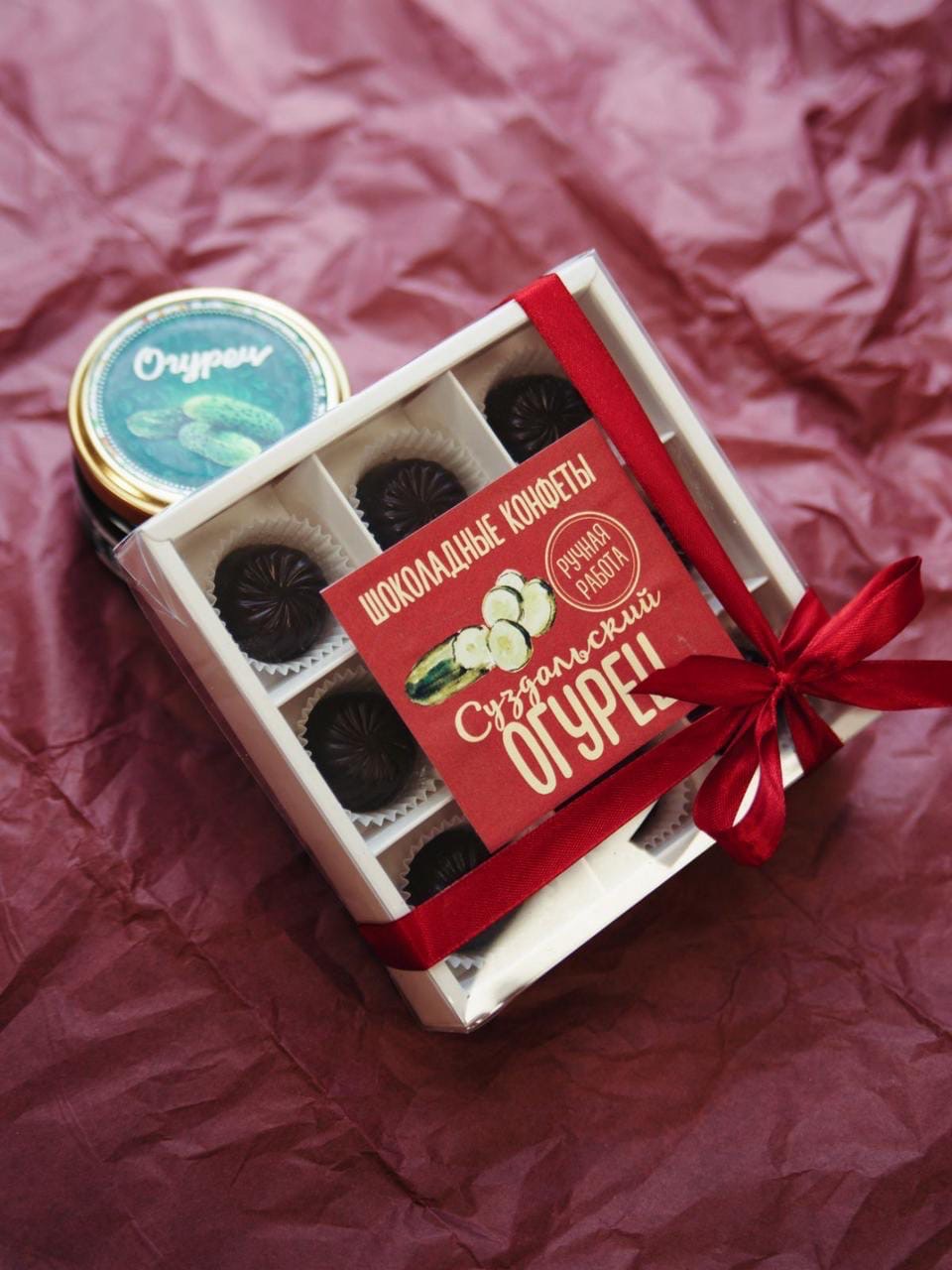 Ярослава Кашицына из Владимира приняла участие в съемках «Поля чудес» и приятно удивила его бессменного ведущего. В музей программы девушка привезла необычный презент. Во время эфира Леонид Якубович даже попробовал его на вкус. Хотя наша землячка захватила с собой и другие подарки, которые, по ее же признанию, собирали всем городом.