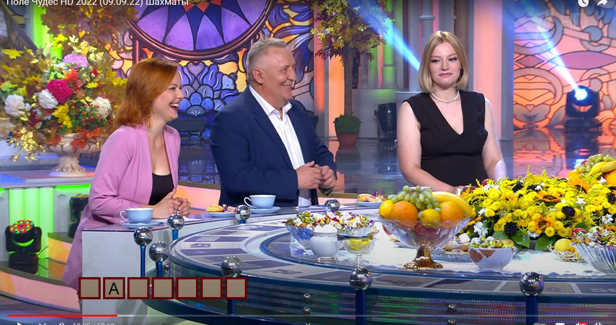 Ярослава Кашицына из Владимира приняла участие в съемках «Поля чудес» и приятно удивила его бессменного ведущего. В музей программы девушка привезла необычный презент. Во время эфира Леонид Якубович даже попробовал его на вкус. Хотя наша землячка захватила с собой и другие подарки, которые, по ее же признанию, собирали всем городом.