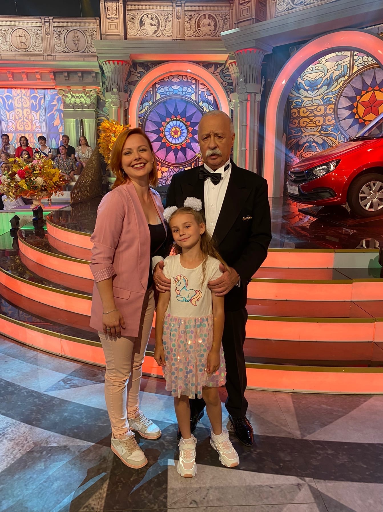 Ярослава Кашицына из Владимира приняла участие в съемках «Поля чудес» и приятно удивила его бессменного ведущего. В музей программы девушка привезла необычный презент. Во время эфира Леонид Якубович даже попробовал его на вкус. Хотя наша землячка захватила с собой и другие подарки, которые, по ее же признанию, собирали всем городом.