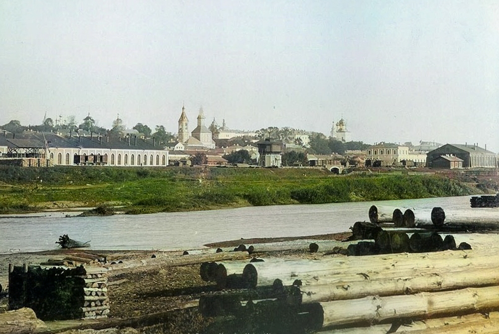 Областной центр стоит на Клязьме, подъемы от нее в город весьма длинные и довольно крутые. С устройством Московско-Нижегородской железной дороги в 1858 году через ее полотно пропущено было всего три проезда к реке, так что жителям приходилось ездить за водой версту, две и более. Наступило время тянуть водопровод от Клязьмы. И этот процесс стал драматической страницей в истории Владимира.