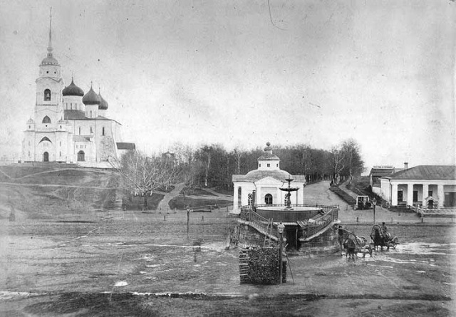 Областной центр стоит на Клязьме, подъемы от нее в город весьма длинные и довольно крутые. С устройством Московско-Нижегородской железной дороги в 1858 году через ее полотно пропущено было всего три проезда к реке, так что жителям приходилось ездить за водой версту, две и более. Наступило время тянуть водопровод от Клязьмы. И этот процесс стал драматической страницей в истории Владимира.