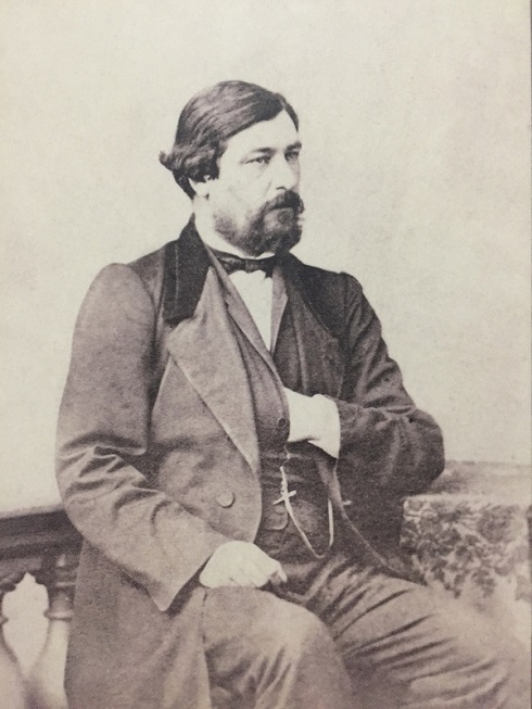 Областной центр стоит на Клязьме, подъемы от нее в город весьма длинные и довольно крутые. С устройством Московско-Нижегородской железной дороги в 1858 году через ее полотно пропущено было всего три проезда к реке, так что жителям приходилось ездить за водой версту, две и более. Наступило время тянуть водопровод от Клязьмы. И этот процесс стал драматической страницей в истории Владимира.