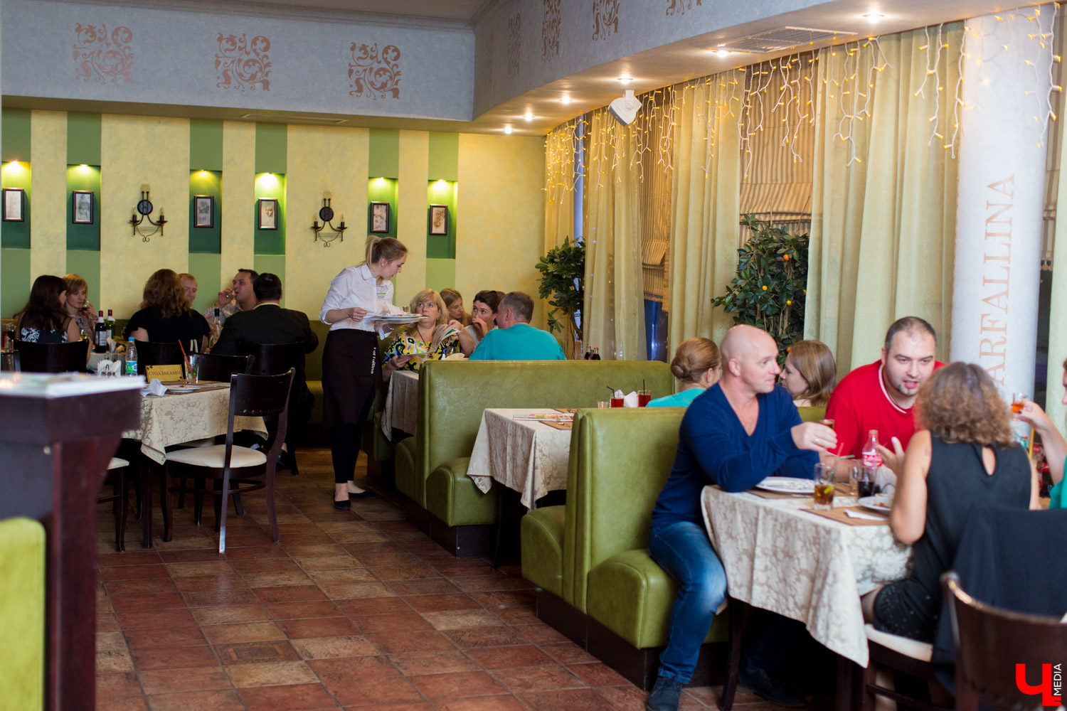 Грустные новости. Несмотря на ремонт и обновление кинобара «Руськино» все-таки приостанавливает свою деятельность. Пока на неопределенный срок. Но у вас еще есть время, чтобы успеть посетить любимую локацию.