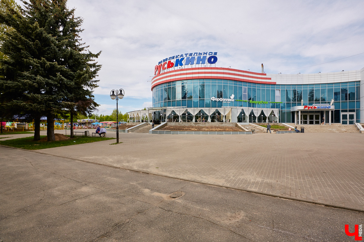 Грустные новости. Несмотря на ремонт и обновление кинобара «Руськино» все-таки приостанавливает свою деятельность. Пока на неопределенный срок. Но у вас еще есть время, чтобы успеть посетить любимую локацию.