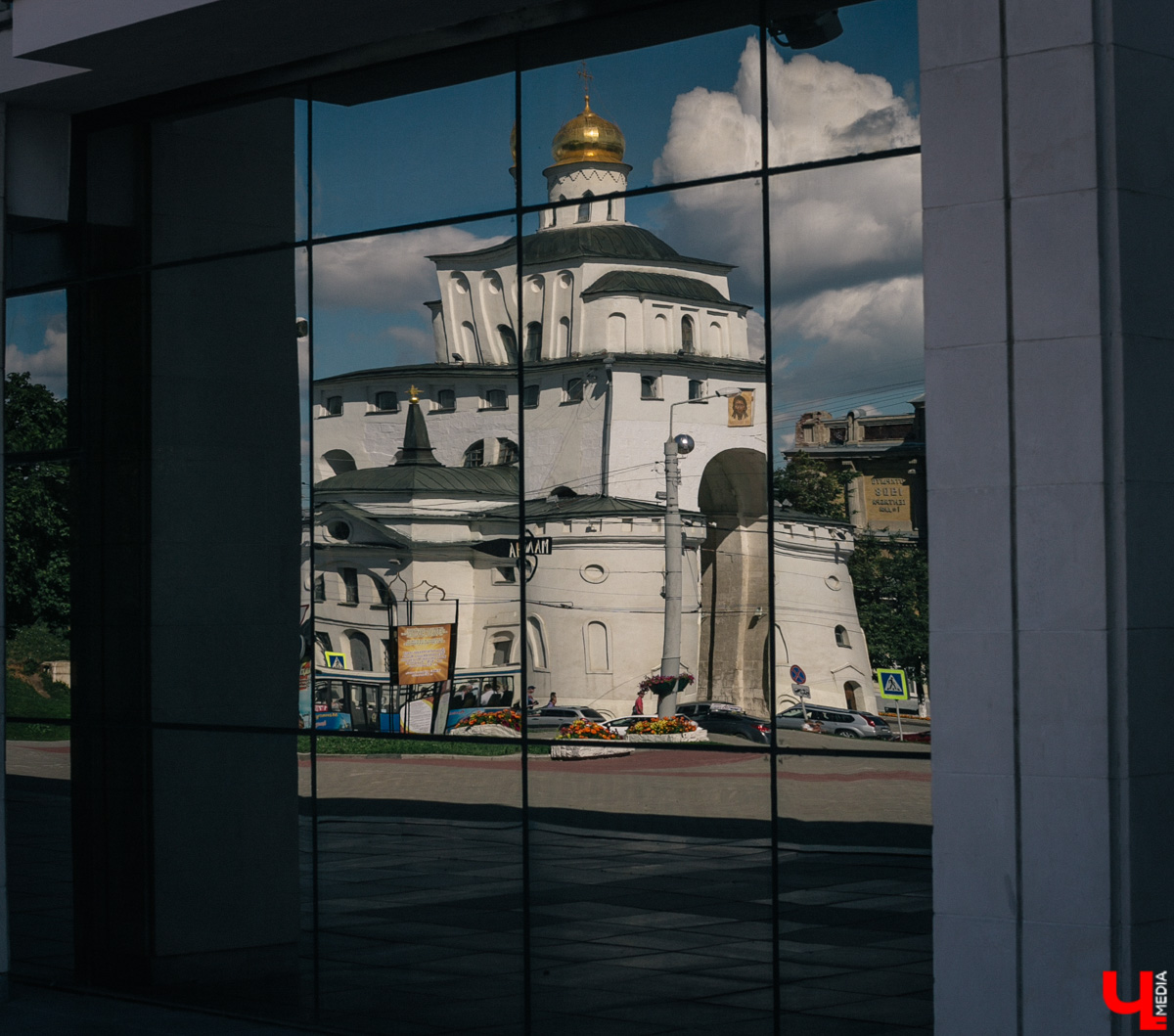 Ситуация вокруг самого масштабного белокаменного памятника Владимира сложена из камней краеугольных, о чём «Ключ-Медиа» периодически напоминает. С 2018 года ведутся разговоры о реставрации историко-культурного сооружения, но только осенью 2022-го проект наконец-таки утверждён! Как и когда изменятся Золотые ворота?