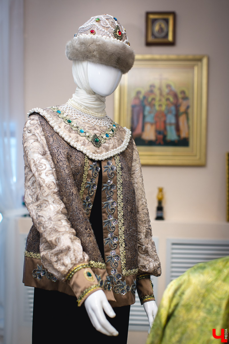 Культовый кутюрье начала XX века Поль Пуаре когда-то был сражен «Русскими сезонами» Дягилева, а после посещения России – крестьянскими рубахами и сарафанами. Вслед за Великолепным, как называли его французы, обаянию русского стиля поддавались в разные годы Dolce & Gabbana, Chanel, Dior, Kenzo и многие другие. В ход шли традиционные сарафаны, шубы, вышивка, платки и, конечно, кокошники. В этом прекрасном русском модном хороводе, безусловно, нашлось место дизайнерам из Владимирской области.